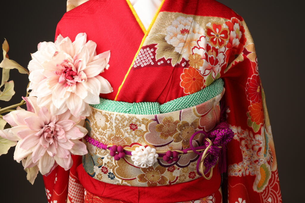日本の伝統美に彩られた古典柄振袖~帯揚げアレンジ~ | 西武写真館